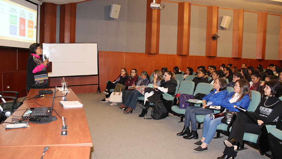 La Dra. Catalina López durante su ponencia