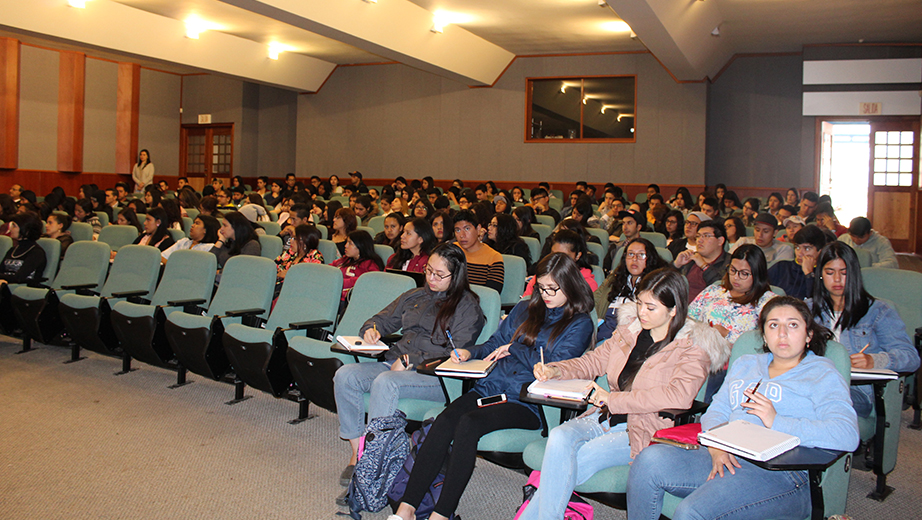 Estudiantes y profesores de varias carreras de la Sede Cuenca en el conversatorio