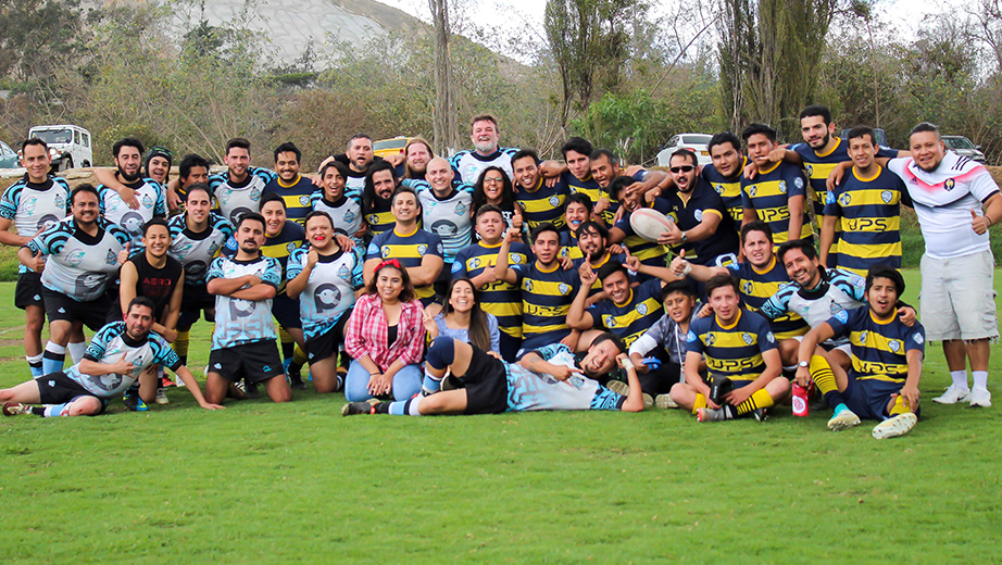 Integrantes de Rhinos UPS junto a los integrantes de Tzantza Rugby Club