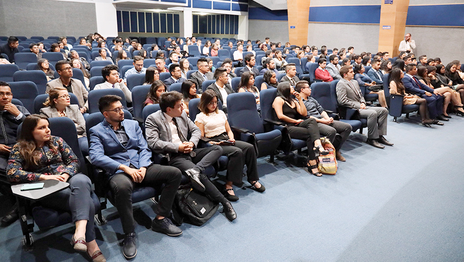 Estudiantes reciben sus diplomas que los acreditan como representantes estudiantiles, Aula Magna del campus El Girón