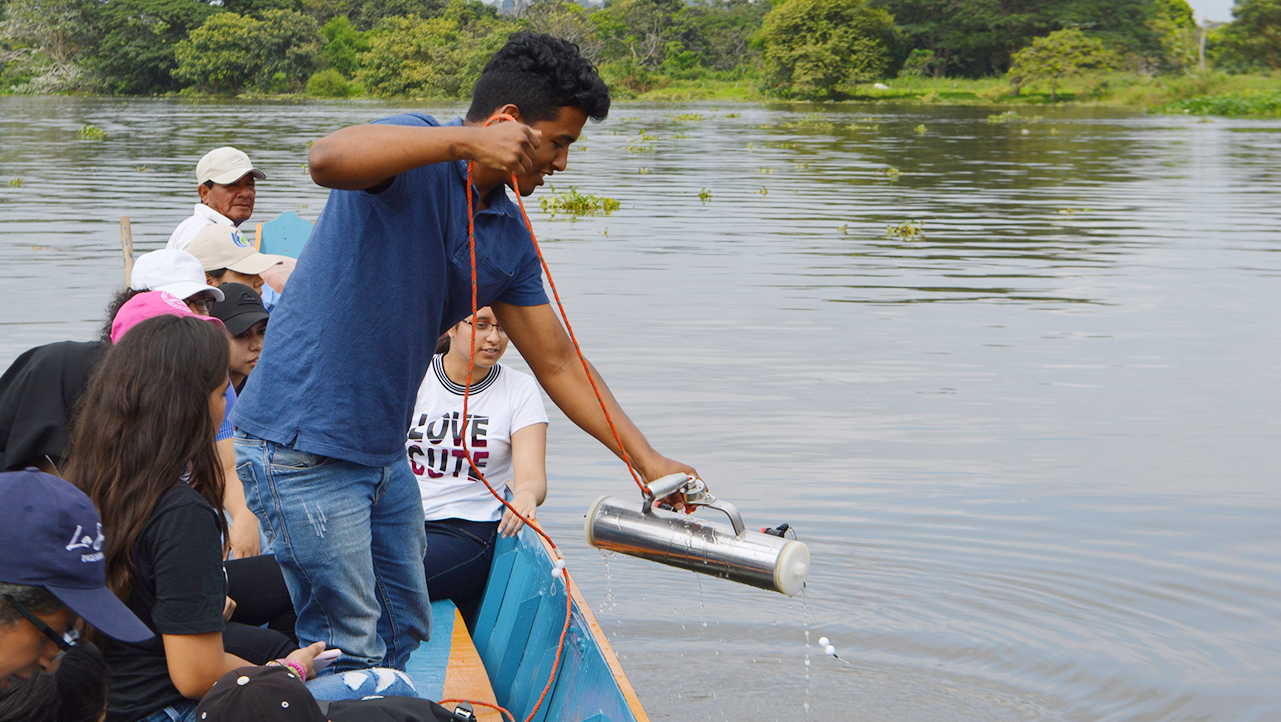 Sampling in the Daule river