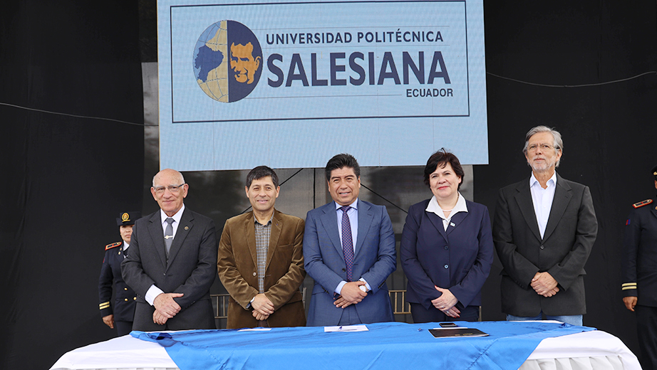 P. Javier Herrán, Rector de la UPS; Dr. Fernando Ponce, Rector de la PUCE;  Jorge Yunda, Alcalde de Quito; Florinella Muñoz, Rectora de la EPN y Fernando Calle, representante de la PUCE