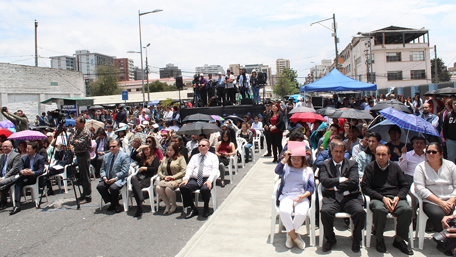 Estudiantes, docentes y personal administrativo de la UPS, PUCE y EPN asisten a la firma del convenio del 