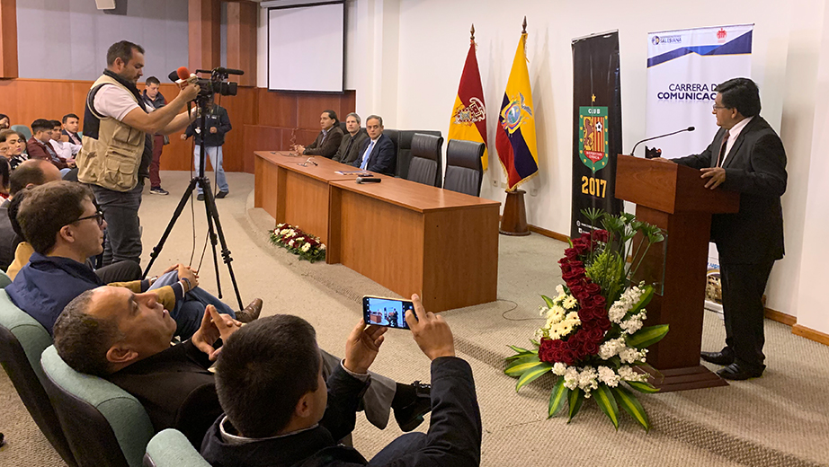 Cesar Vásquez, vicerrector de la sede Cuenca durante su intervención