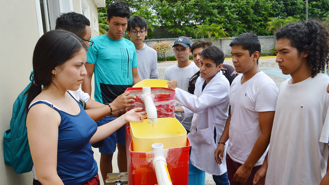 Estudiantes durante la actividad que determina el grado de contaminación