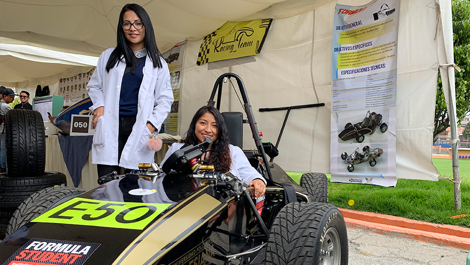Estudiantes de Ingeniería Automotriz durante la Expo UPS 2019