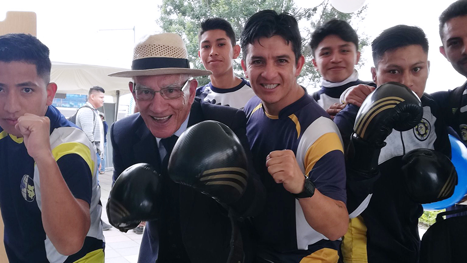 Estudiantes y profesores de la carrera de Pedagogía de la Actividad Física y Deporte junto al P. Javier Herrán, Rector de La Salesiana