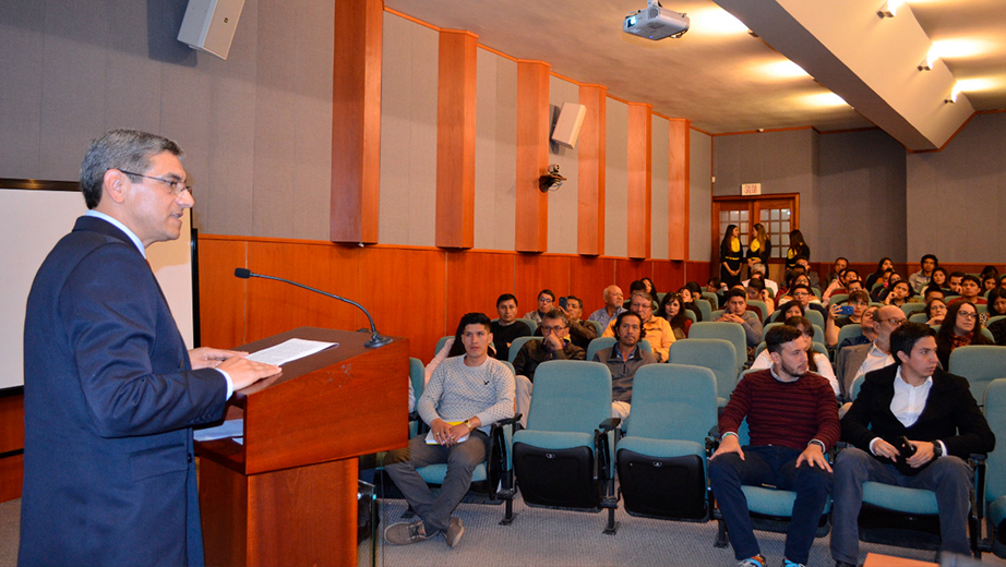 Dr. Juan Loyola Illescas, autor de los libros durante su intervención en la presentación de los libros