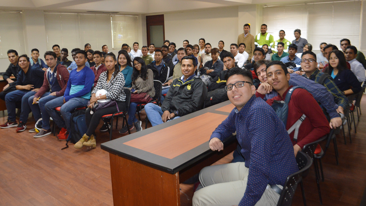 Los estudiantes recibieron la bienvenida de los directivos de la empresa