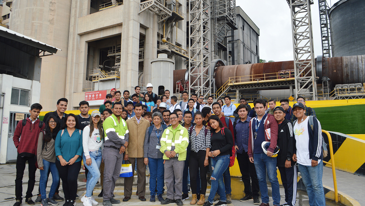 imagen general de estudiantes, docentes y representantes de Holcim