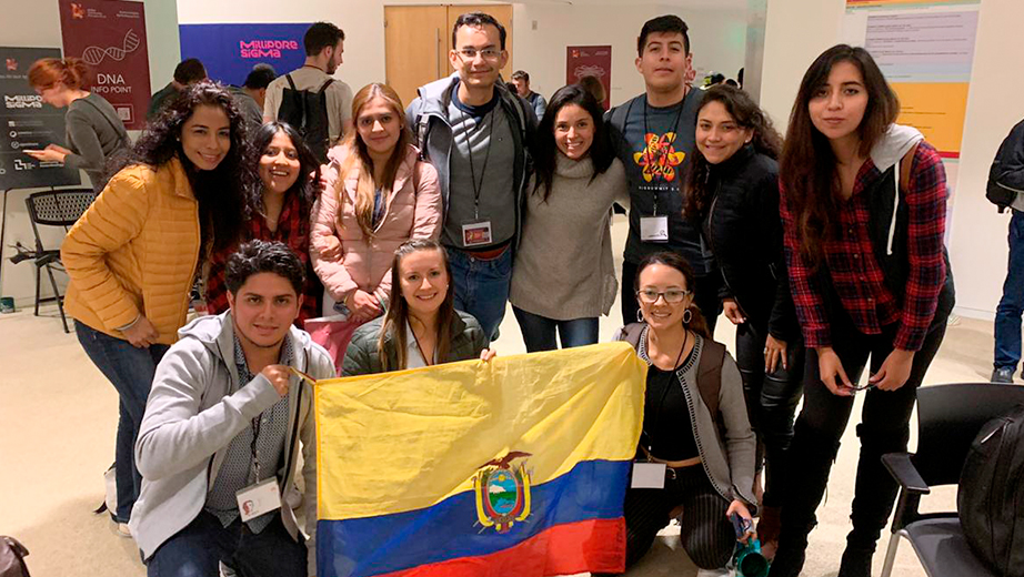 Jéssica Guamán (primera fila tercera a la izq.) junto al grupo de estudiantes ecuatorianos que participaron en la cumbre
