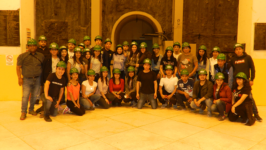 Estudiantes de último ciclo de la carrera de Ingeniería Ambiental, junto con el docente Ernesto Delgado