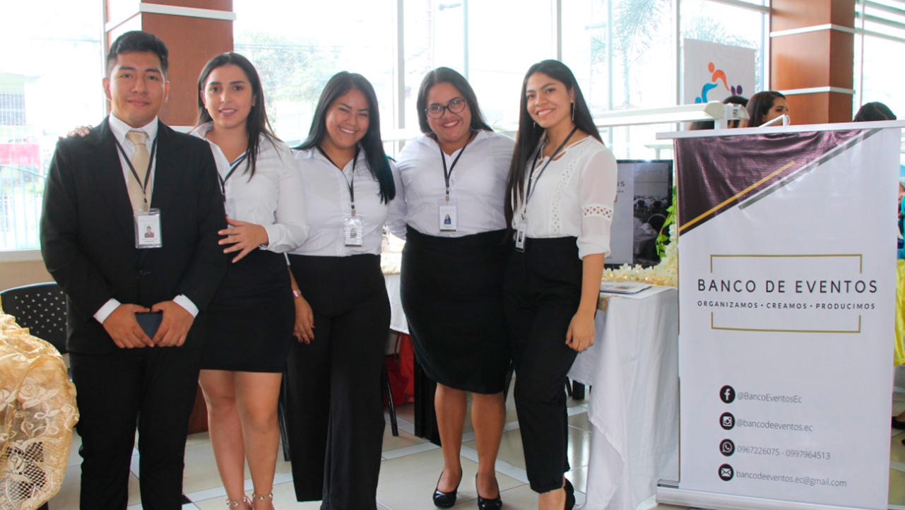 Estudiantes de 4to semestre con su emprendimiento Banco de Eventos