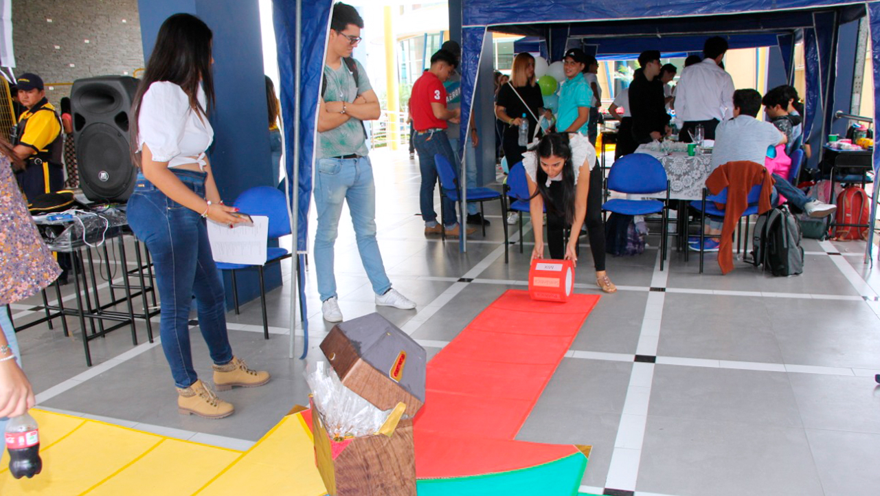 Estudiantes participan del juego comunicativo 