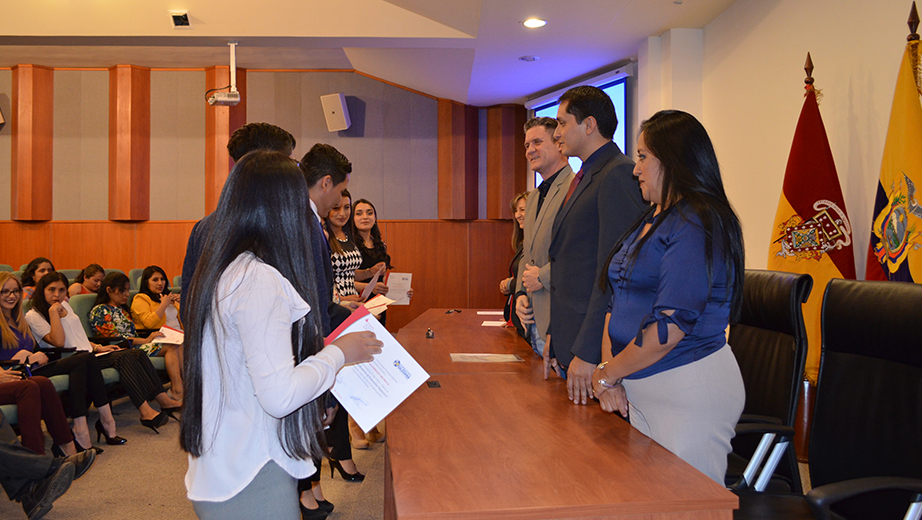 Estudiantes reciben los certificados por haber participado en los talleres de Formación de Facilitadores en Educación Financiera