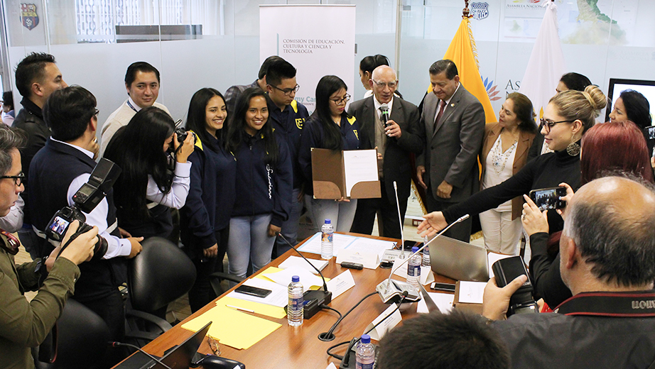 Recibimiento del reconocimiento por parte de la Comisión de Educación de la Asamblea Nacional