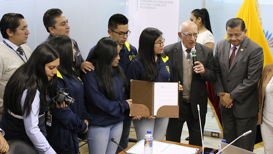 Recibimiento del reconocimiento por parte de la Comisión de Educación de la Asamblea Nacional