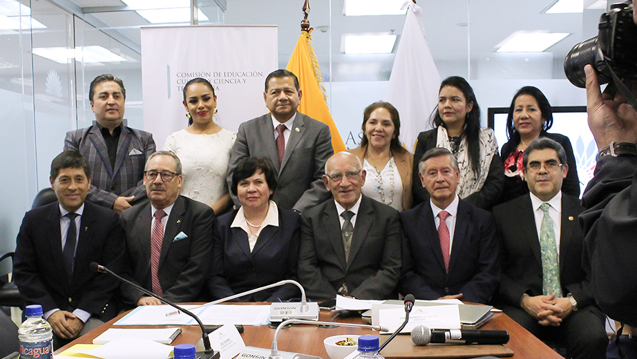 Rectores e integrantes de la Casa de la Cultura Ecuatoriana en la reunión de la Comisión de Educación