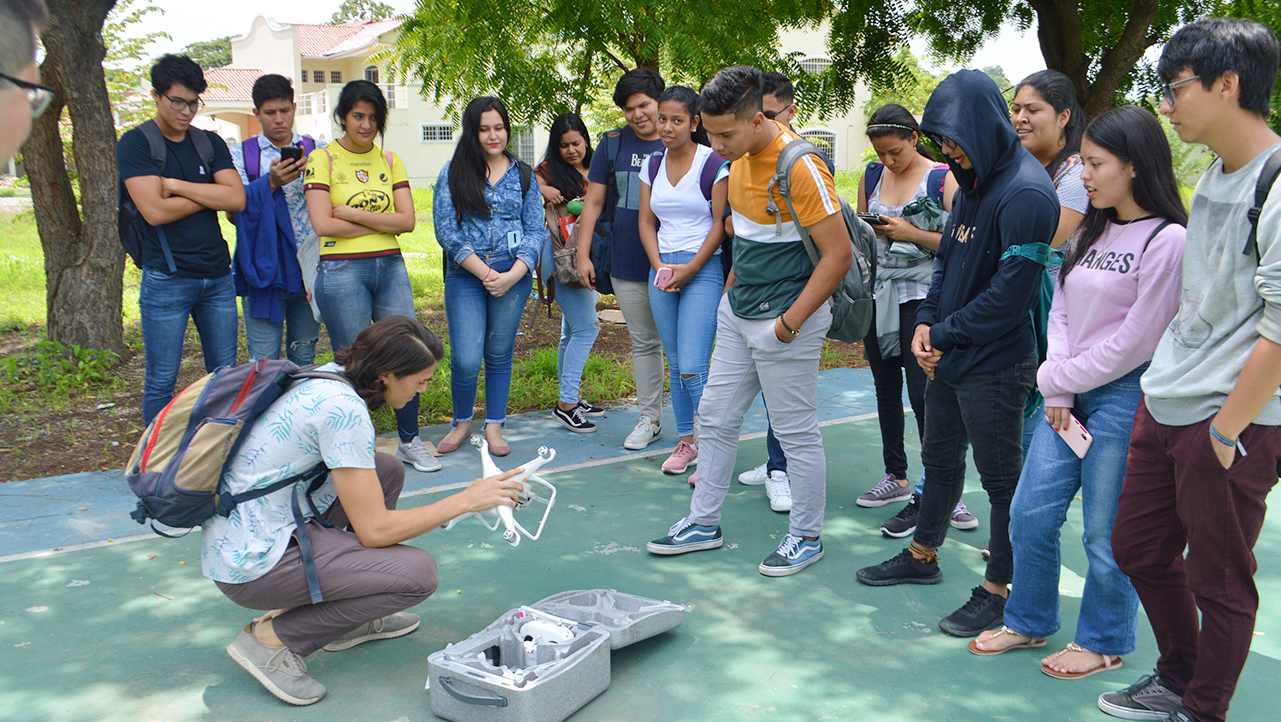 Estudiantes preparando el dron para su manejo