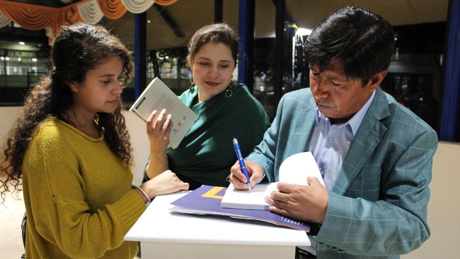 Armando Grijalva, coordinador y autor firma el libro a los asistentes