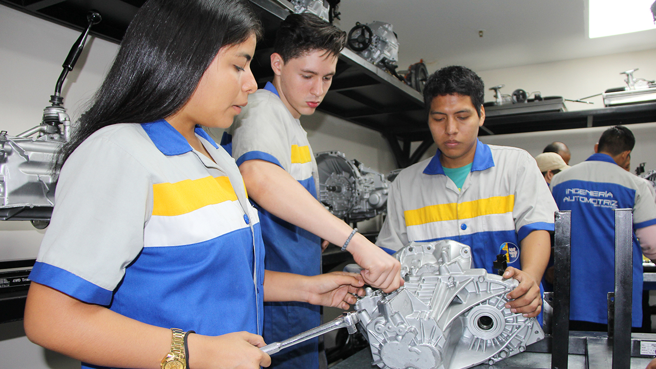 Student analyzing the performance of an automatic vehicle