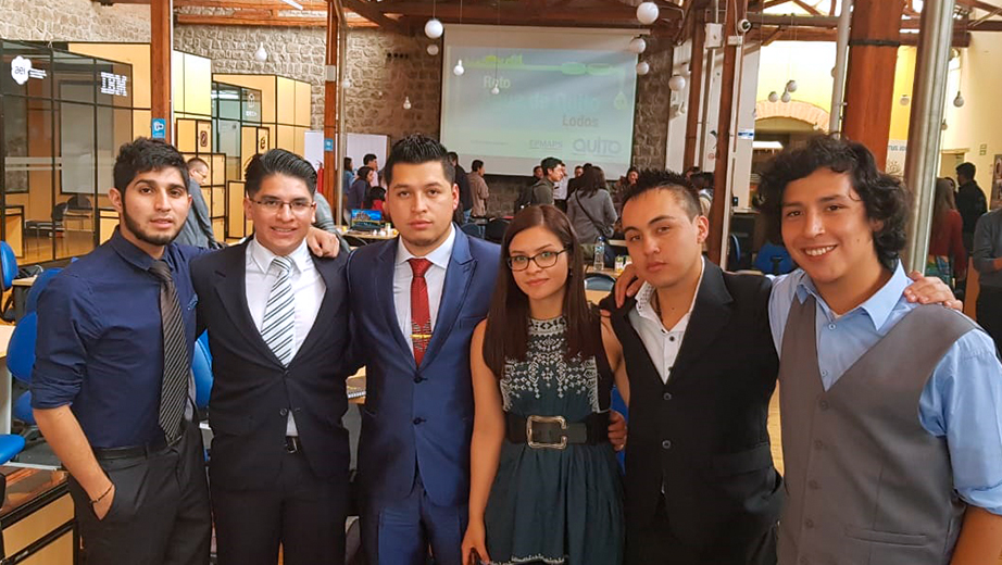 Estudiantes de Ingeniería Ambiental y Civil durante la premiación del reto