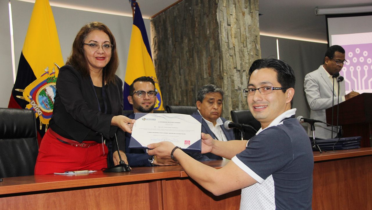 Ángela Flores, haciendo la entrega de un reconocimiento en la clausura del CITIS 2020