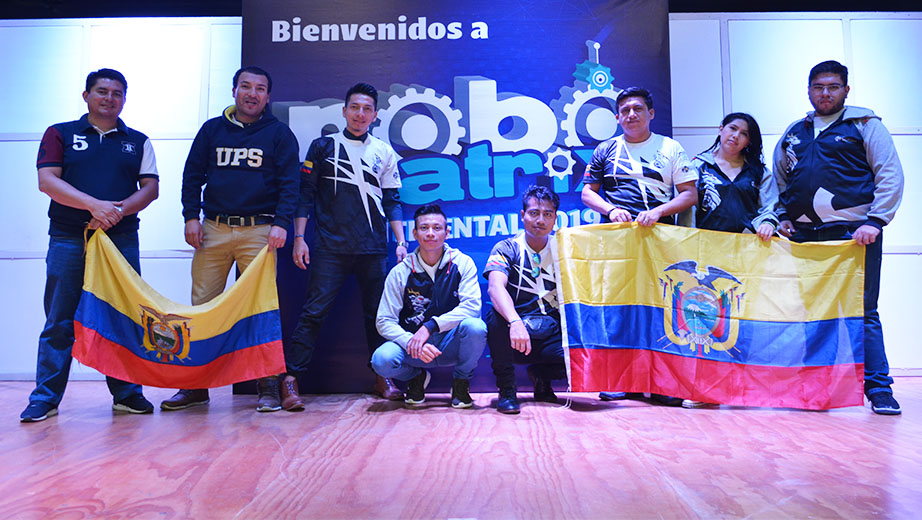 Representantes de la UPS en ¨Robomatrix Continental 2019¨ (de izquierda a derecha): Jhonny Barrera, Daniel Endara, Omar Martínez, René Jiménez,  Wladimir Pachacama,  Jefferson Yépez, María José Guaygua y Gustavo Reyes