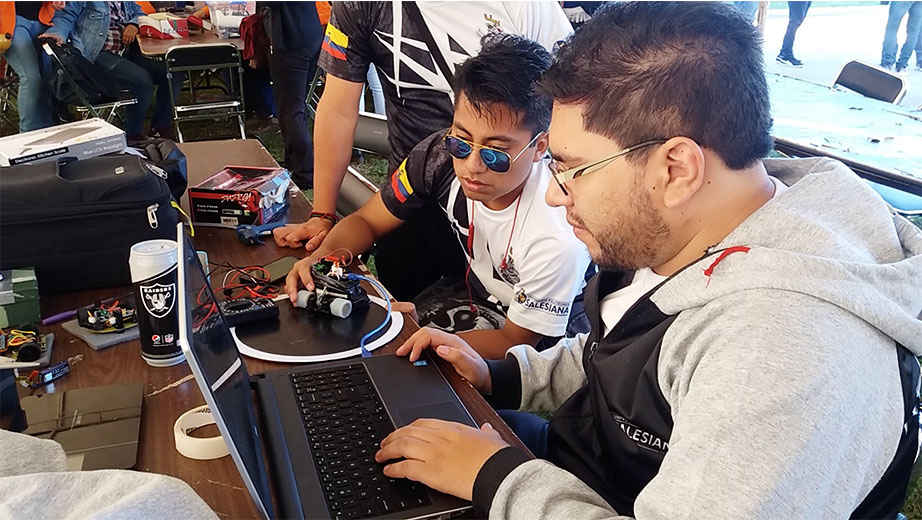 Estudiantes de la UPS preparandose para competir (de derecha a izquierda): Gustavo Reyes y Wladimir Pachacama