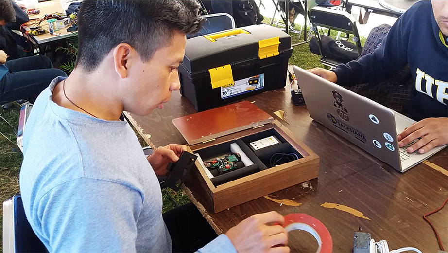 René Jiménez, estudiante de Ingenieria Eléctrica sede Quito