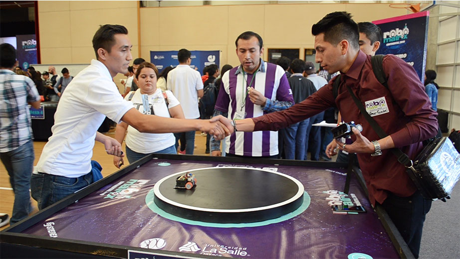 Omar Martínez, sosteniendo su prototipo  ¨ Maverick ¨ previo a iniciar la competencia