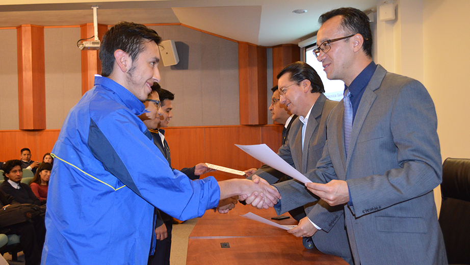 Entrega de reconocimientos a estudiantes de la Unidad Educativa Técnico Salesiano