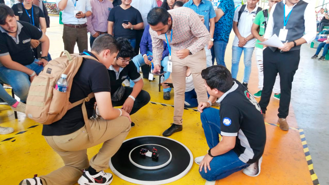 Los estudiantes del Club de Robótica durante el torneo de micro-sumo autónomo