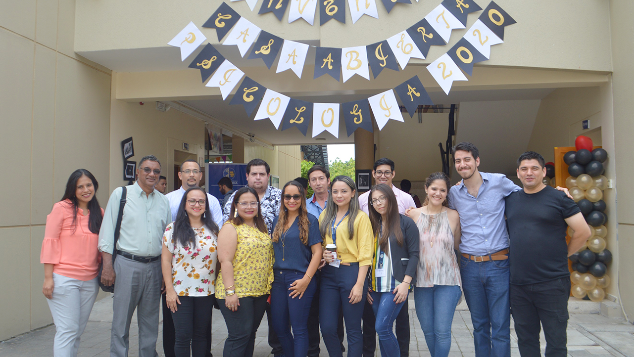 Directivos de la carrera en la inauguración de la casa abierta