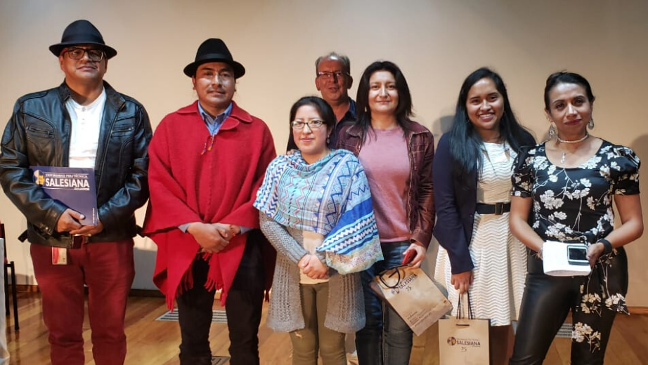 Expositores desde la Izq. Freddy Simbaña, Leonidas Iza, Nayra Chalá, Eduardo Delgado, Elena Cruz, Angie Quishpe y Tania Chicaiza (moderadora).