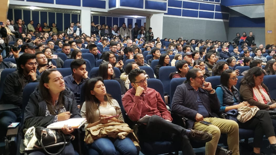 Estudiantes, docentes y público externo en el foro sobre pensamiento social y movimiento indígena realizado en el Aula Magna Fray Bartolomé de las Casas.