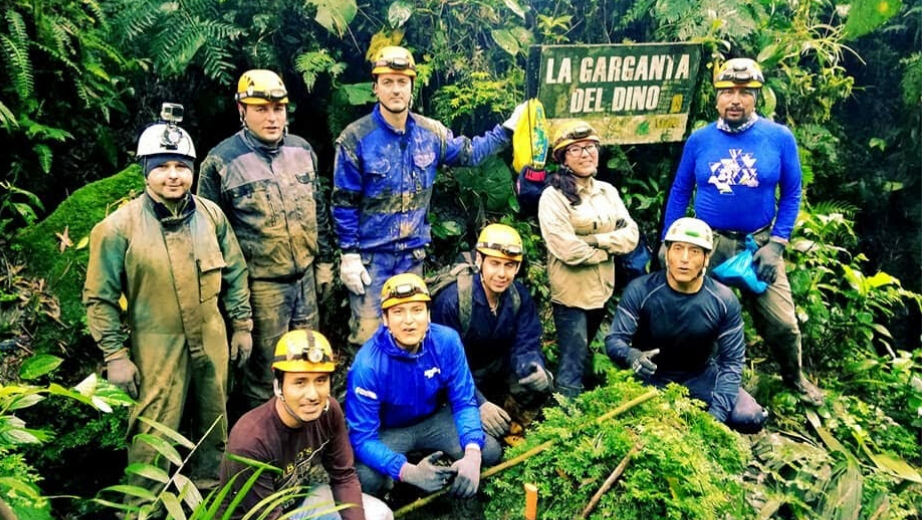 Equipo de trabajo UPS - ICER en los alrededores de la cueva Garganta del Dino, Mera - Pastaza