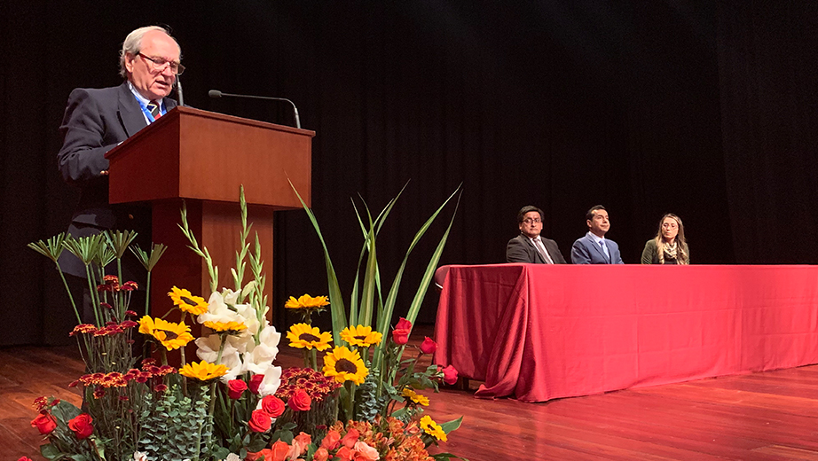 Laszlo Sajo-Bohus durante la inauguración del II Simposio sobre Medio Ambiente y su conferencia magistral