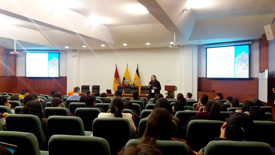 Estudiantes durante los workshops académicos