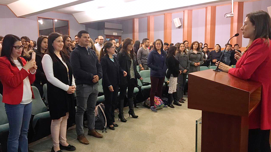 Diana Urgiles durante su intervención con actividades anímicas