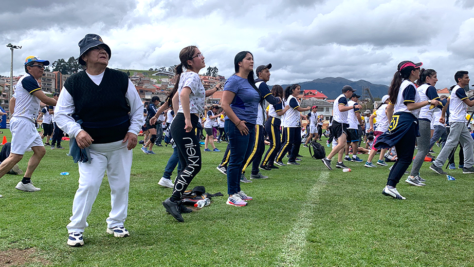 Participantes del XI Circuito Atlético durante la Bailoterapia Universitaria