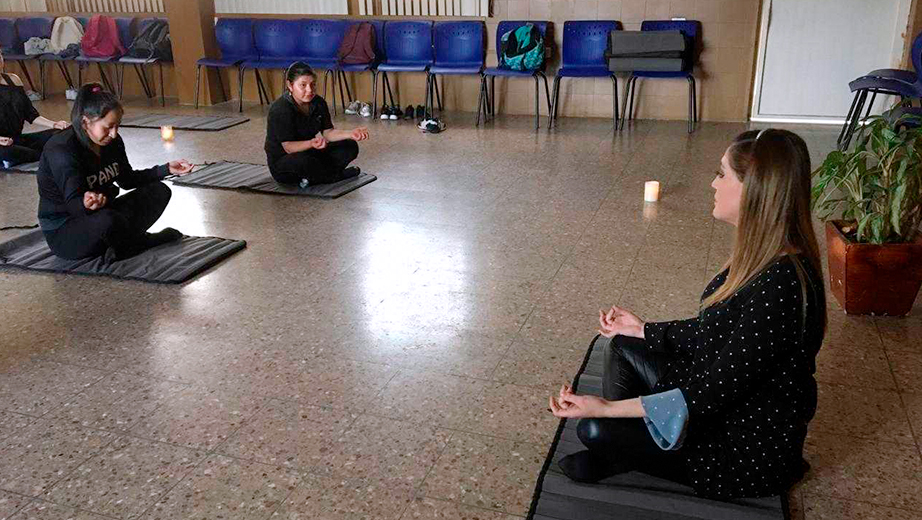 Clases de yoga realizadas en el salón del Oratorio Don Bosco