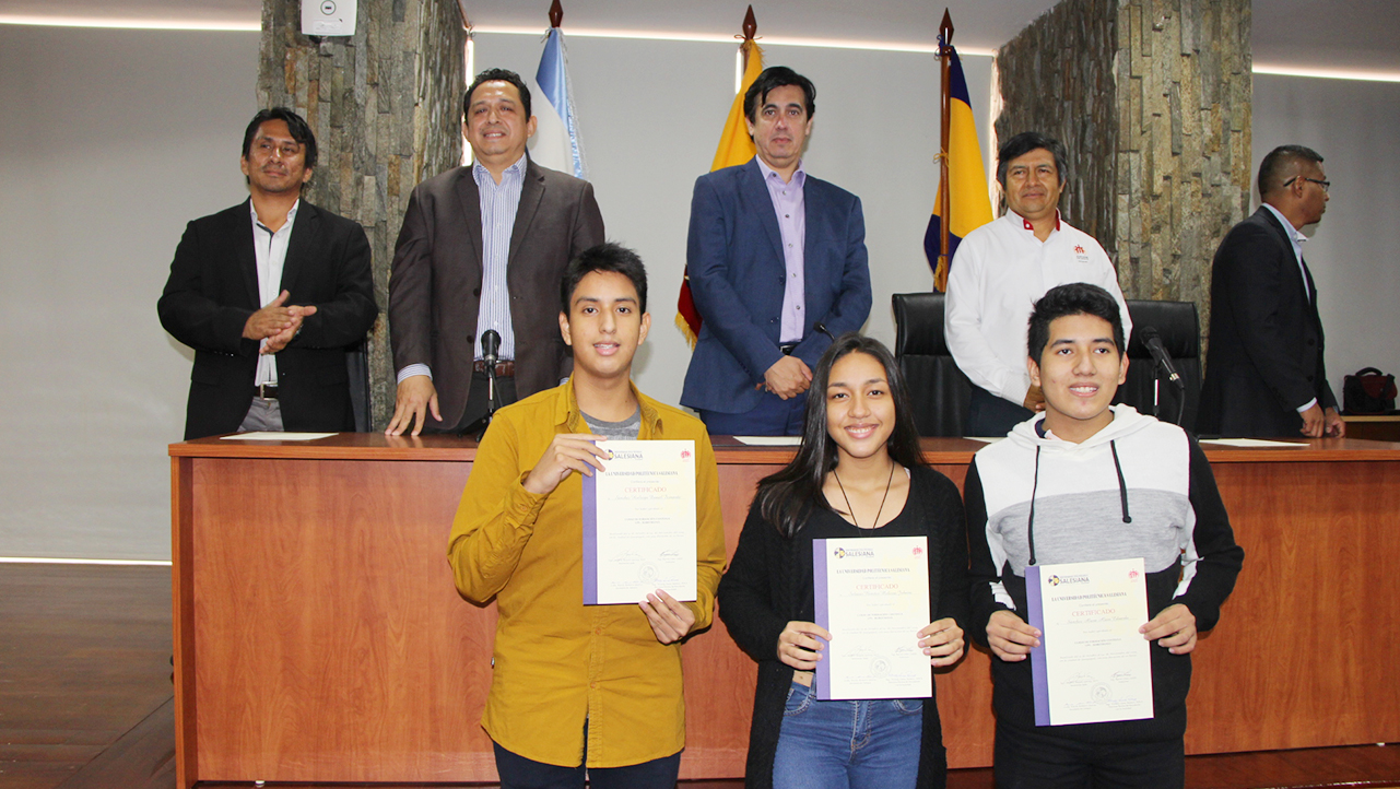 Jóvenes beneficiados reciben sus certificados de aprobación