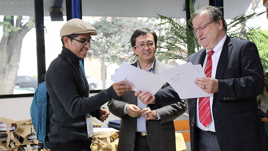 P. Robert García, director de Filosofía y José Juncosa, vicerrector de la sede, entregan los certificados a los participantes