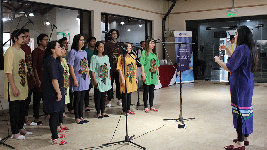 Grupo Coral de la sede Quito interpreta 