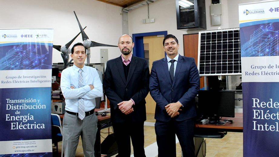 (De izq.) Leony Ortiz, Rogelio Orizondo y Alexander Águila en el laboratorio de energías renovables y Smart Grids del campus Sur, sede Quito