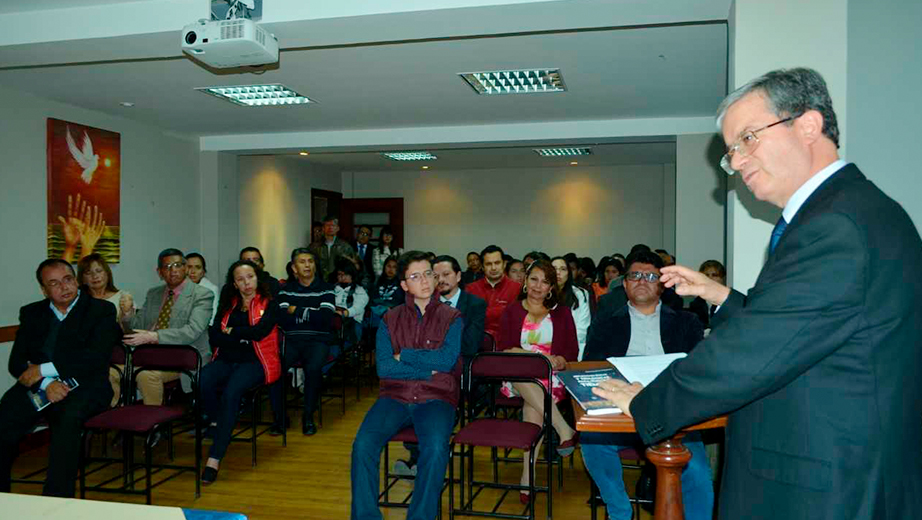 Juan Morales, realiza el comentario del libro 