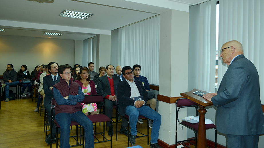 P. Javier Herrán durante su intervención