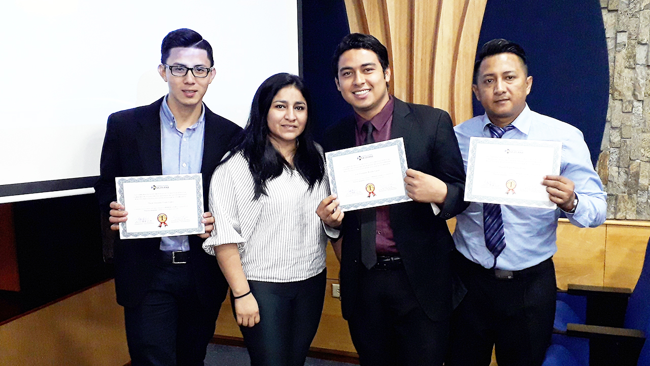 Estudiantes junto docentes recibiendo los reconocimientos por la presentación de Proyectos Integradores