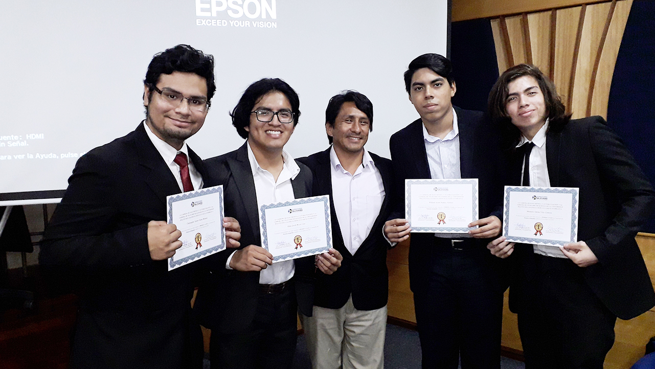 Estudiantes junto docentes recibiendo los reconocimientos por la presentación de Proyectos Integradores